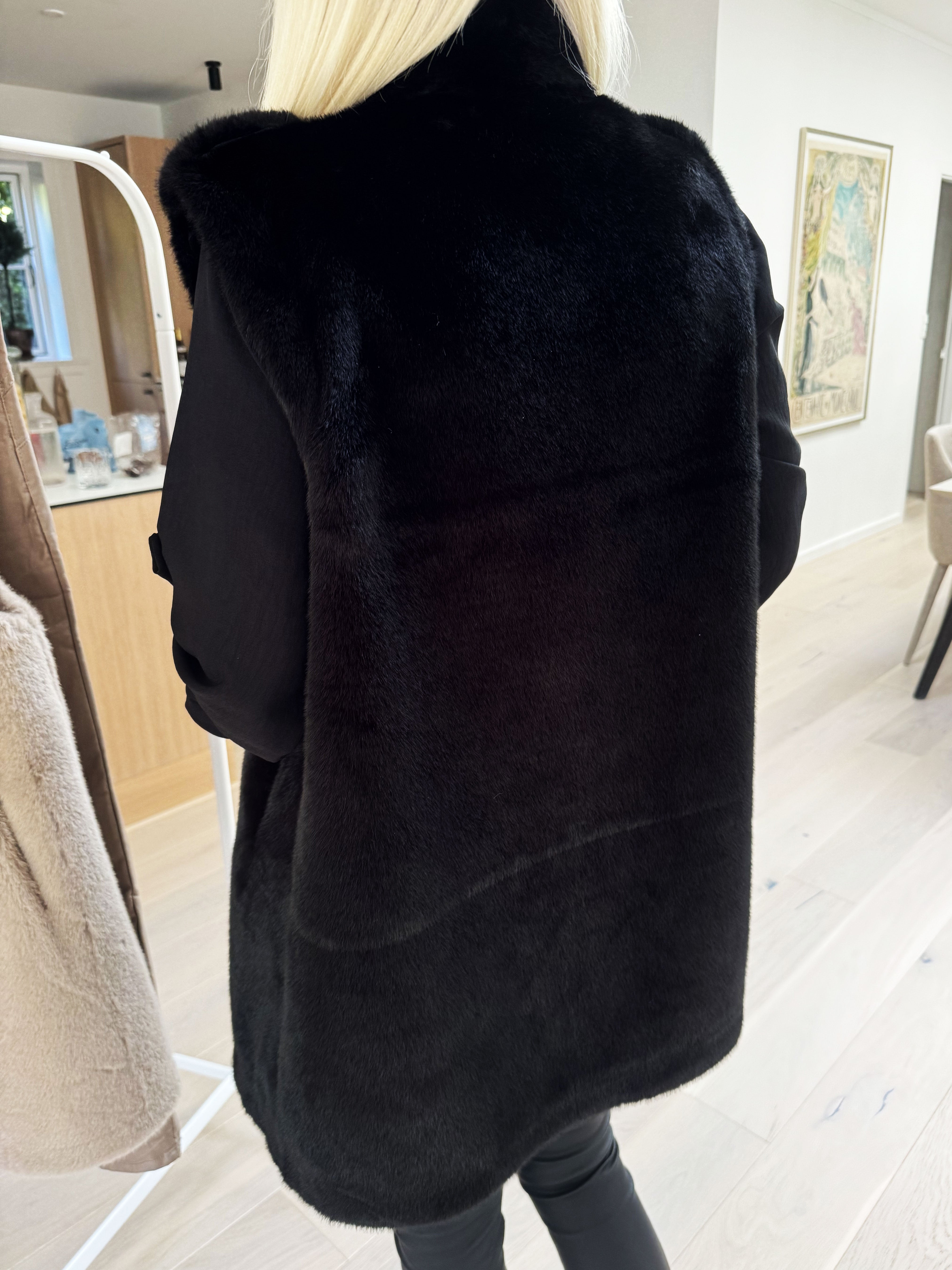 Calista - Mycket mjuk fuskpälsväst med guldknappar